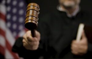 美国一罪犯使用从暗网购买的被盗信用卡采购珠宝手表被判入狱六年 1 usa justice